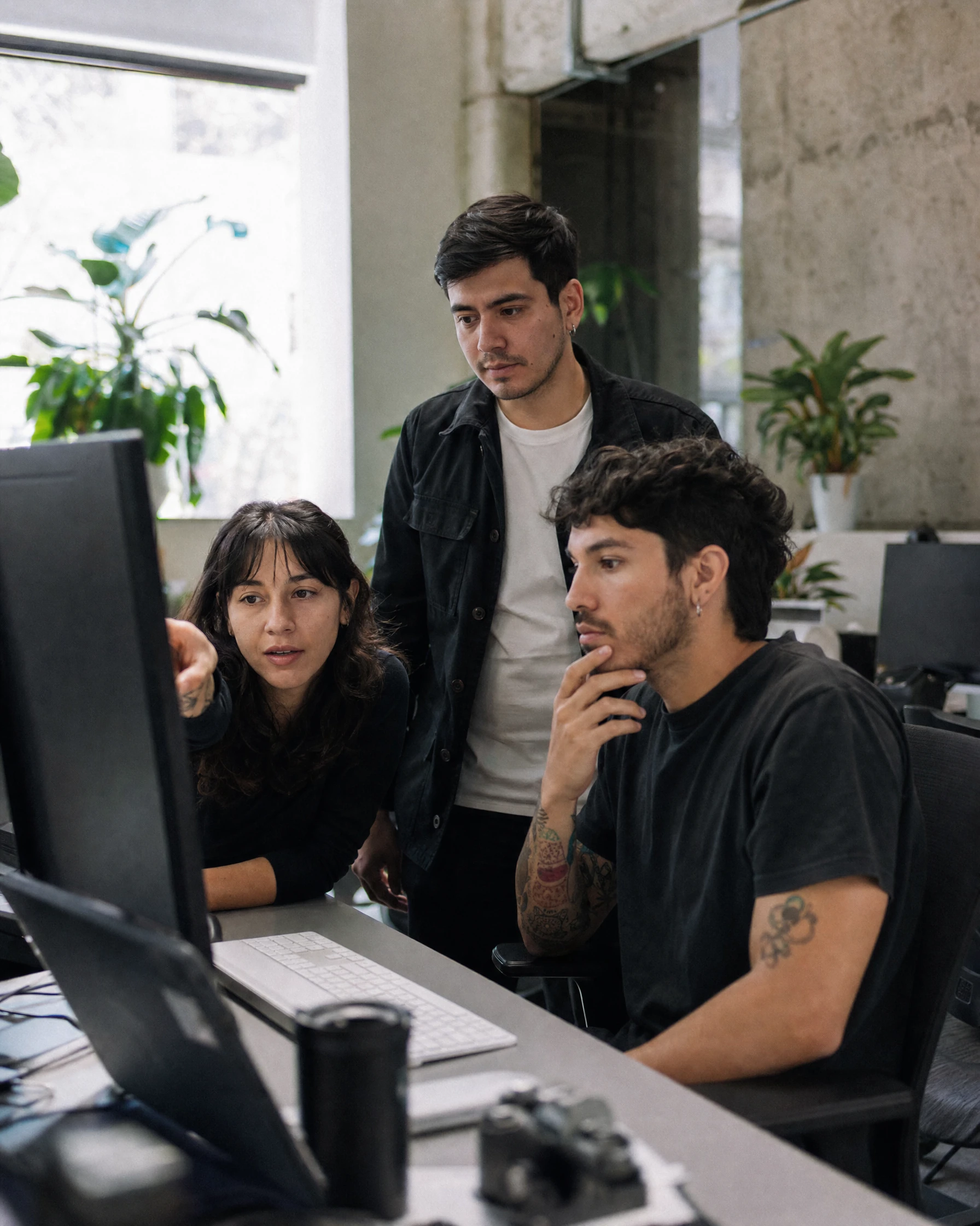 Equipo revisando la presencia digital de una marca en pantalla